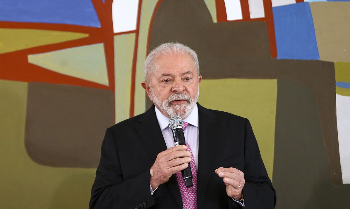 Lula conversa com rei Charles III