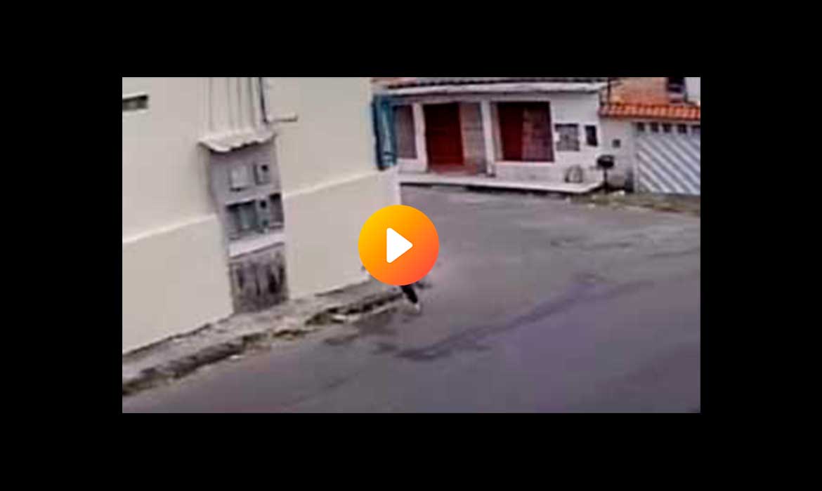 Câmeras flagram adolescente fugindo de um mototaxista