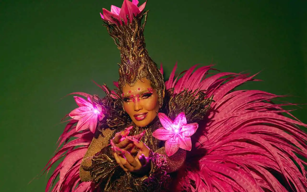 Karinah fecha desfile da Mangueira e brilha entre Rio e Salvador