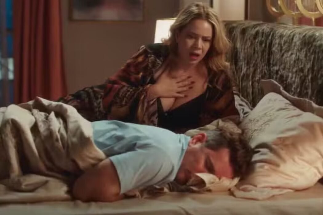 Alaorzinho (Daniel de Oliveira) pega no sono com erva dada por Zilá (Leandra Leal) em