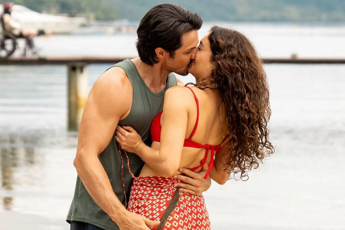 Paulinho (Romulo Estrela) beijando Gerluce (Sophie Charlotte) em