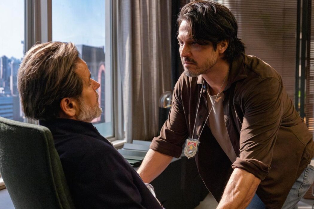 Paulinho (Romulo Estrela) confronta Ferette (Murilo Benício) sobre a morte de seu pai em 'Três Graças'