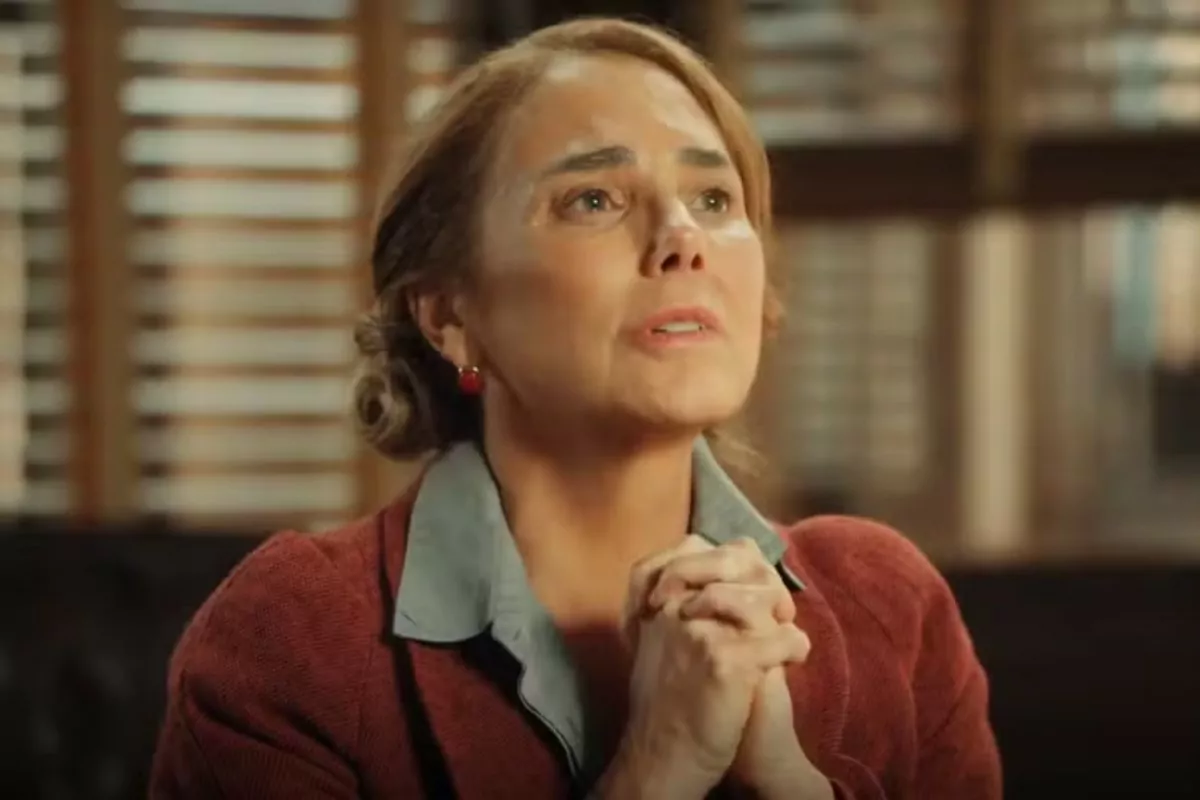 Zulma (Heloísa Périssée) faz cena para delegado ajudá-la a ter Samir (Davi Malizia) de volta em Êta Mundo Melhor