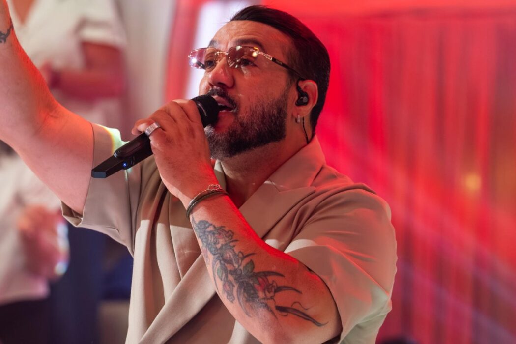 Belo cantando no ‘Em Família com Eliana’