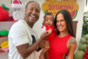 Carol Peixinho e Thiaguinho com o filho
