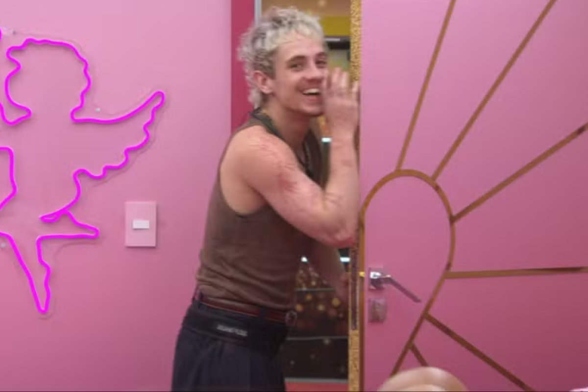 Após bagunçar Quarto, Juliano Floss tenta despistar adversários no BBB 26