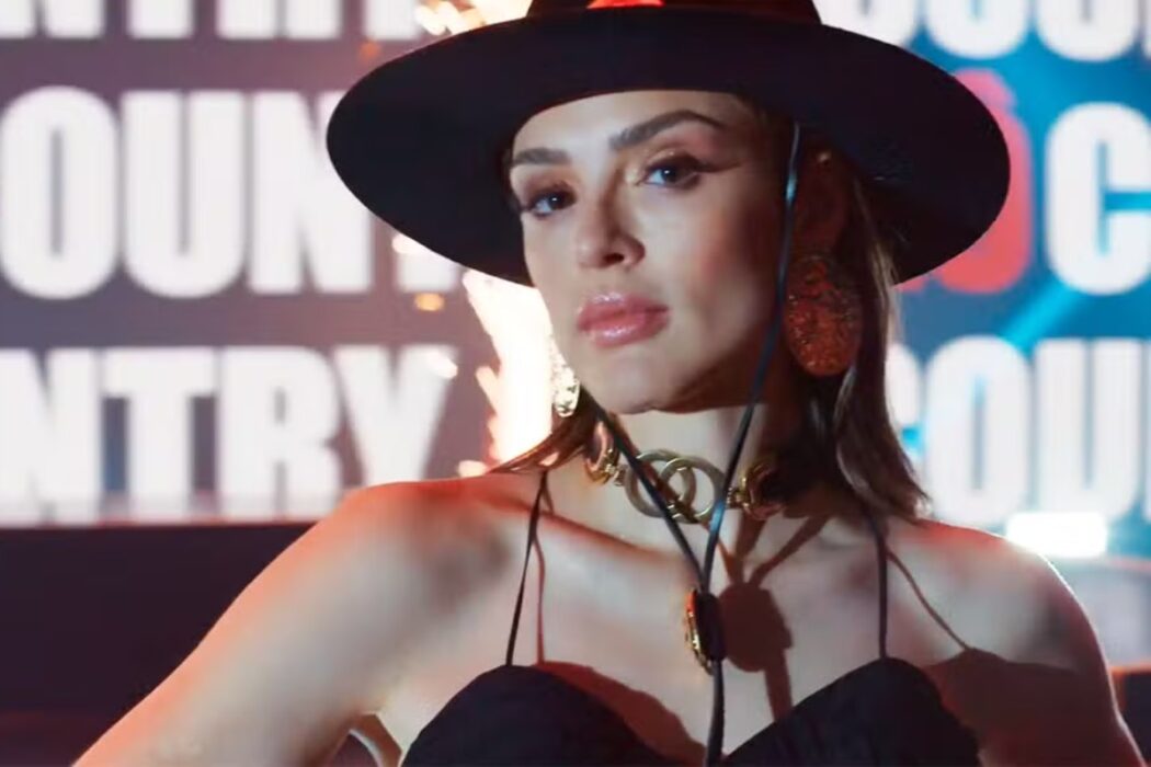 Naiane se 'veste para matar' em jantar com João Raul e Agrado em Coração Acelerado