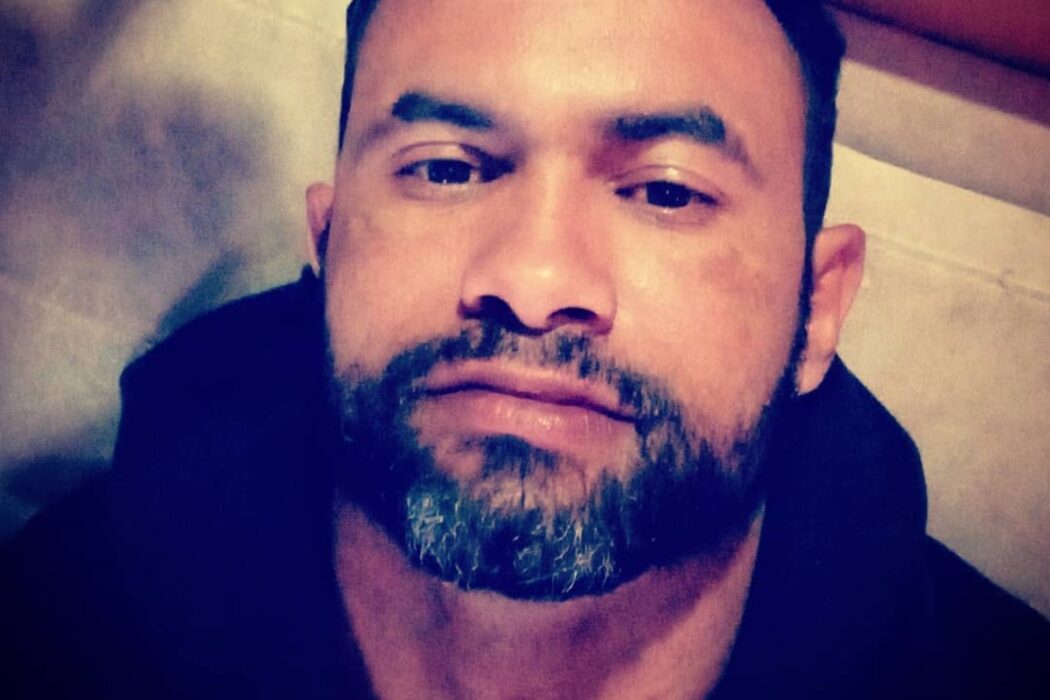 goleiro bruno sério em selfie