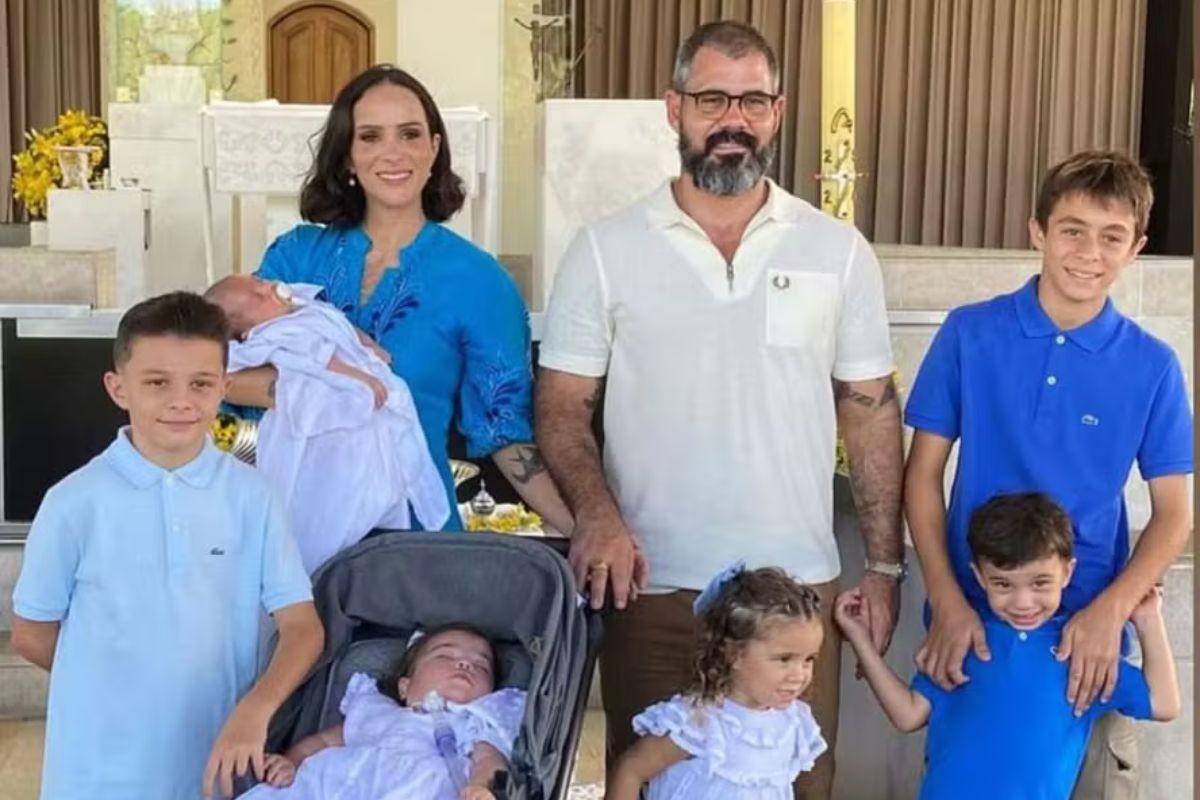 Juliano Cazarré e Letícia Cazarré com os filhos