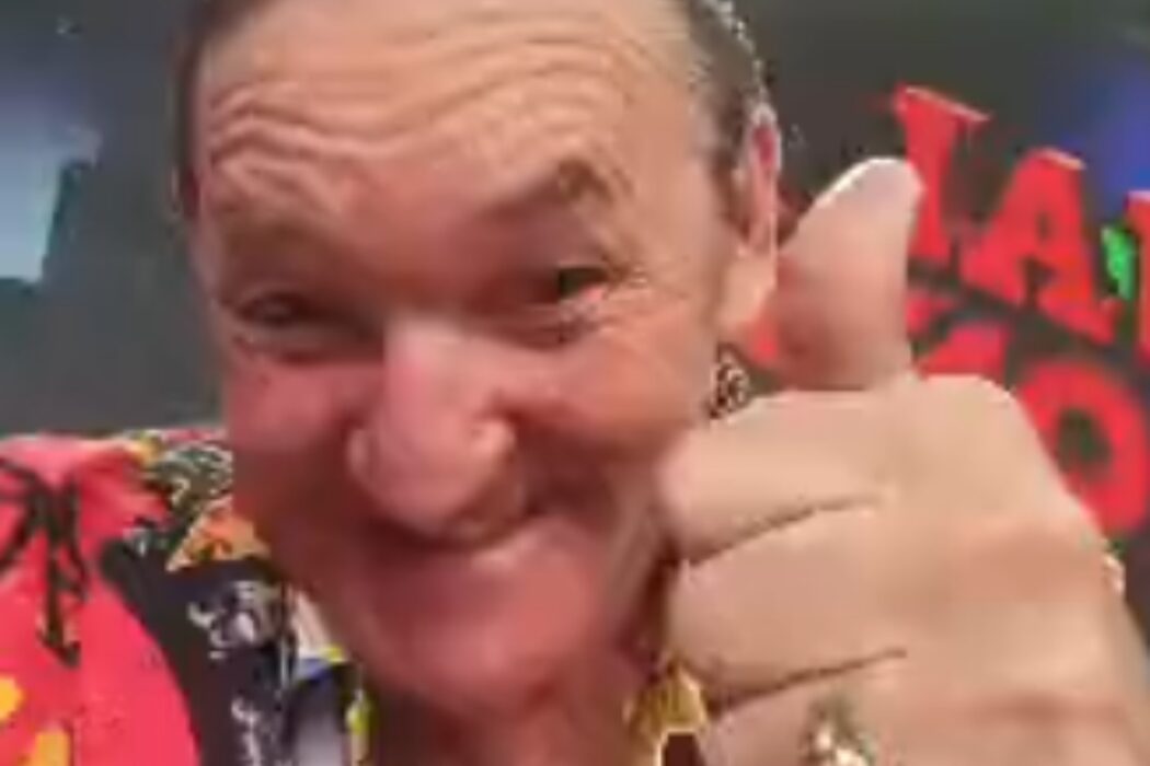 marquito fazendo joinha