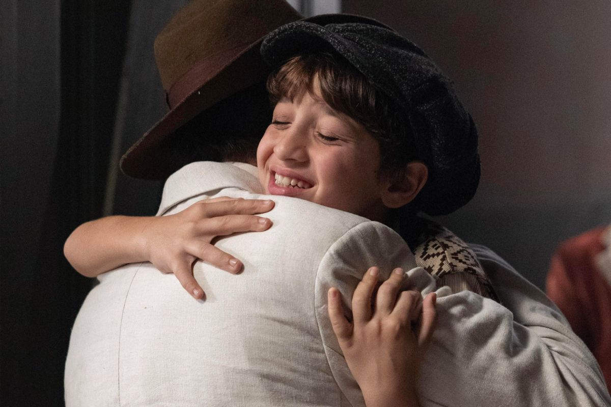 Samir (Davi Malizia) abraçando Candinho (Sergio Guizé) em 'Êta Mundo Melhor'