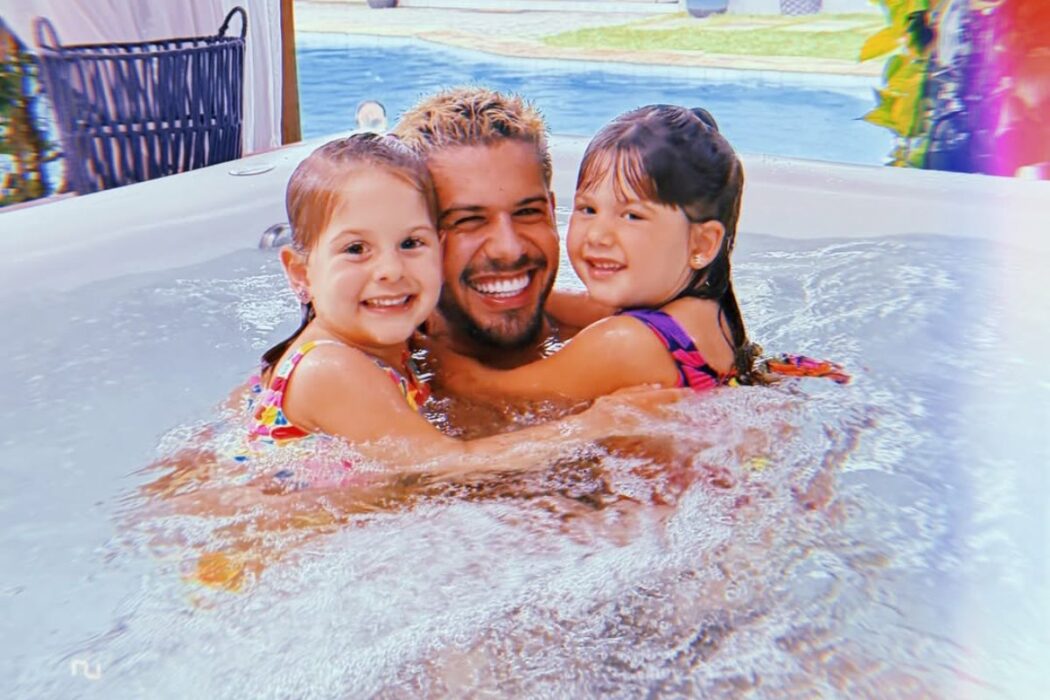 Zé Felipe com as filhas