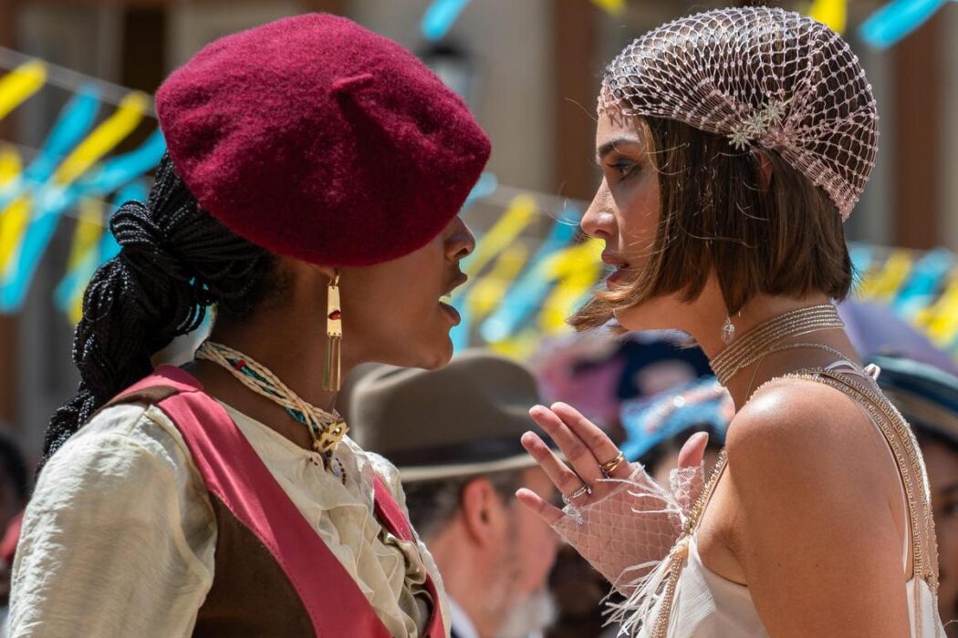 Alika/Lúcia (Duda Santos) confronta Virgínia (Theresa Fonseca) em público em A Nobreza do Amor