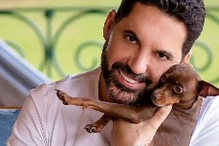 edson, da dupla com hudson, com cachorro de estimação