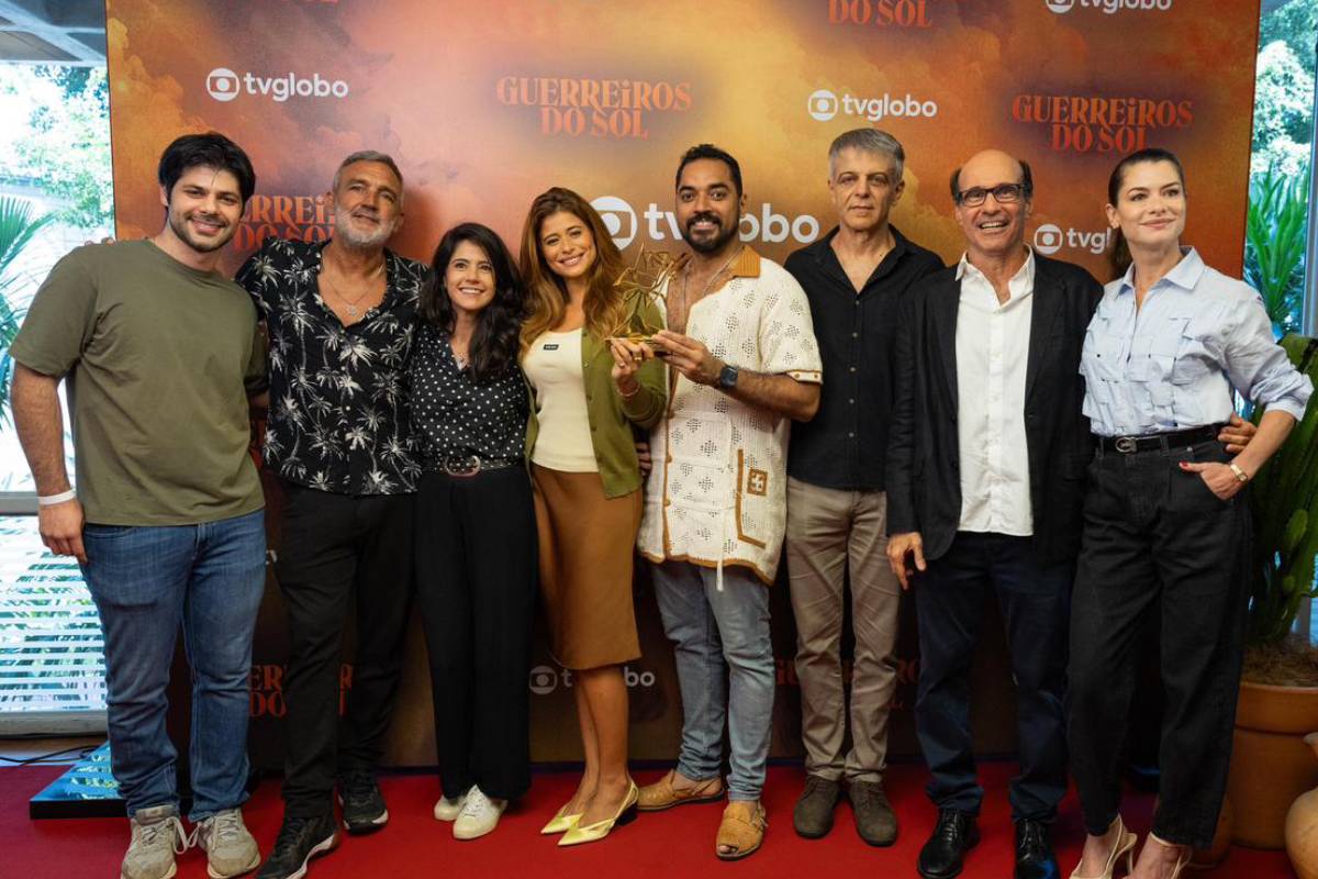 Elenco de 'Guerreiros do Sol' reunido em evento