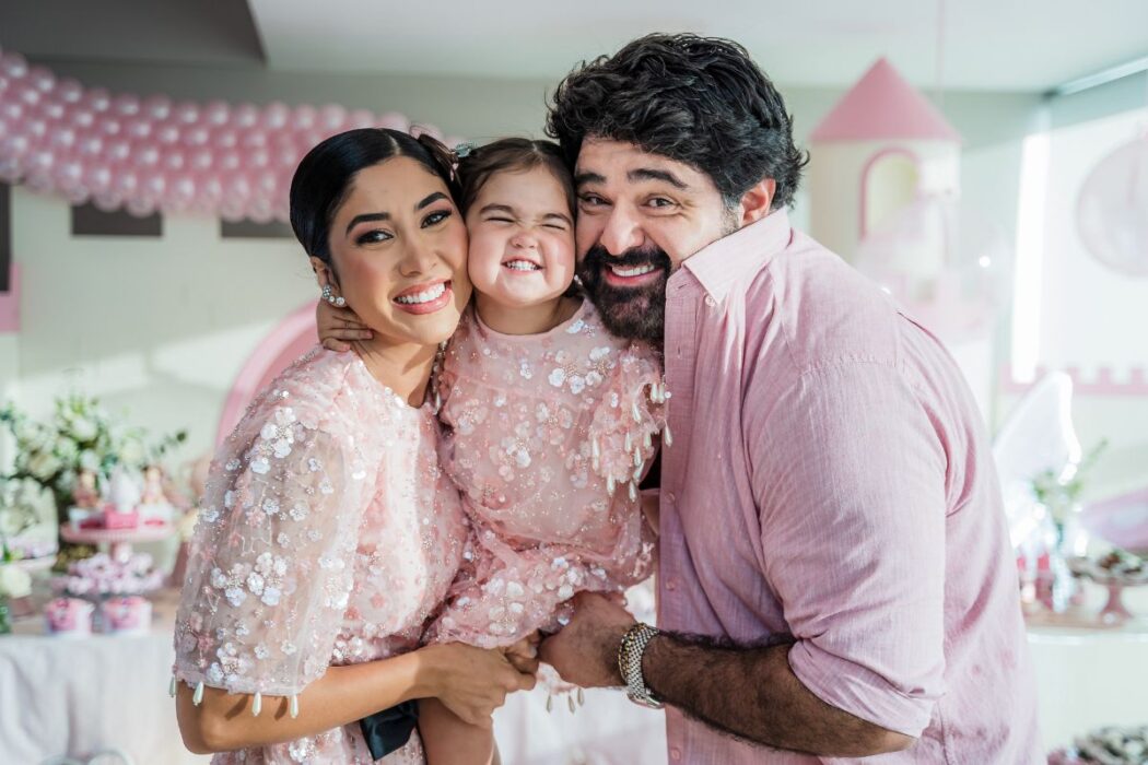 Fabiano Menotti com a esposa Gaby e a filha Bebela