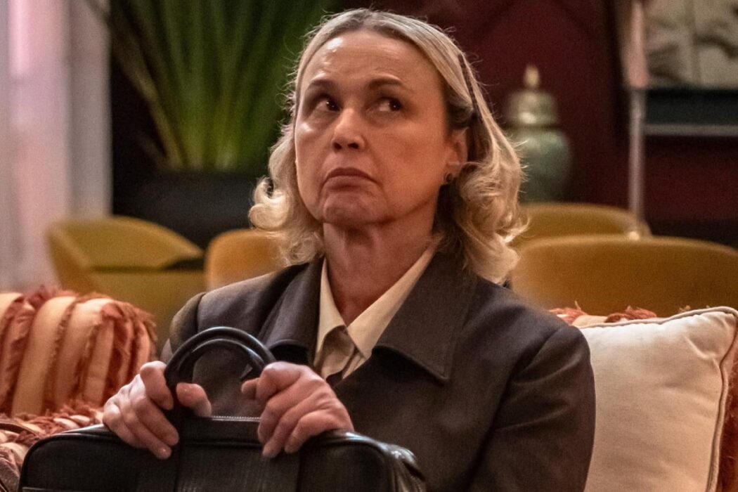 Helga (Kelzy Ecard) sendo assustadora em 'Três Graças'