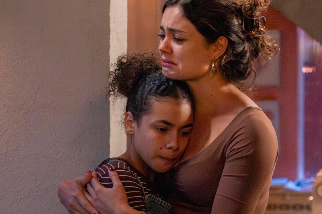 Joélly (Alana Cabral) abraçada com Gerluce (Sophie Charlotte) em 'Três Graças'