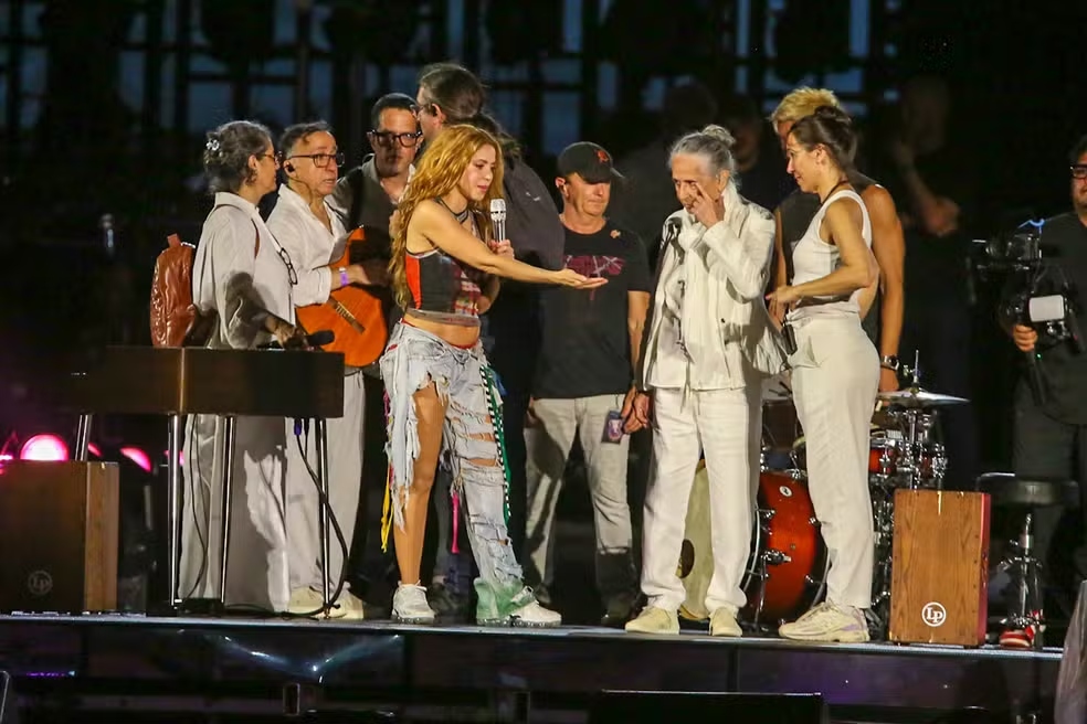 Shakira ensaia com Caetano Veloso e Maria Bethânia em Copacabana